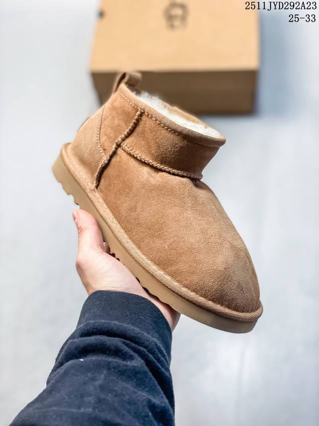 公司级 Ugg 雪地靴 男女鞋广东原产，采用Tpu模压鞋面内嵌羚羊棕羊毛，鞋面具有防水功能，选用7毫米Uggpure 植入式羊毛里衬与可拆卸的Uggpure 植