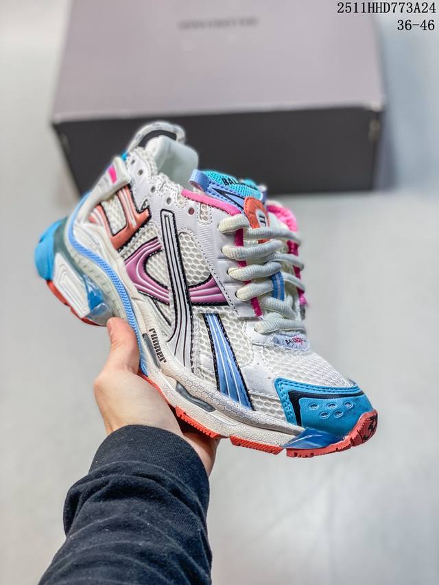 公司级原版一致配件防尘袋及附送鞋带 全部采用原档案原楦数据开发 1:1比例克重 原装欧索莱环保去臭环型鞋垫 市面最为正确东莞代工原底部又是熟悉的复古解构,高奢品