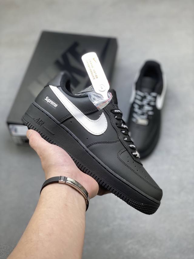 超级福利 核心特价 长期补货 Nike Air Force 1 ’07 Low 空军一号低帮百搭休闲运动板鞋。柔软、弹性十足的缓震性能和出色的中底设计，横跨复古