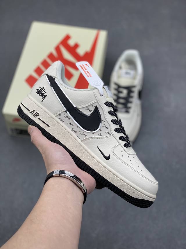 海外限量发售！公司级Nike Air Force 1 '07 Low “斯图西联名--米黑英文银边”空军一号 低帮 运动鞋 休闲鞋 折边针车 工艺难度大 原楦头