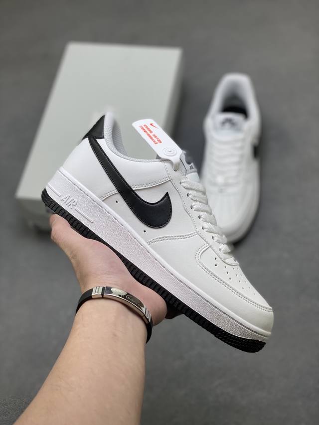 超级福利 核心特价 长期补货 Nike Air Force 1 ’07 Low 空军一号低帮百搭休闲运动板鞋。柔软、弹性十足的缓震性能和出色的中底设计，横跨复古