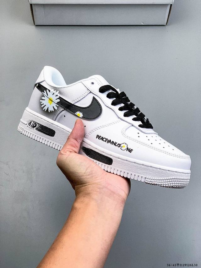 原楦数据纸版，采用硬质优质皮革鞋面材质，内置全掌Air Sole气垫。耐克 Nike Air Force 1 Low 空军一号低帮百搭休闲运动板鞋 112912