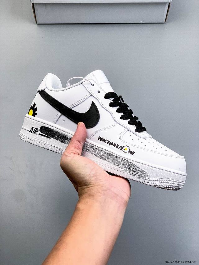 原楦数据纸版，采用硬质优质皮革鞋面材质，内置全掌Air Sole气垫。耐克 Nike Air Force 1 Low 空军一号低帮百搭休闲运动板鞋 112912