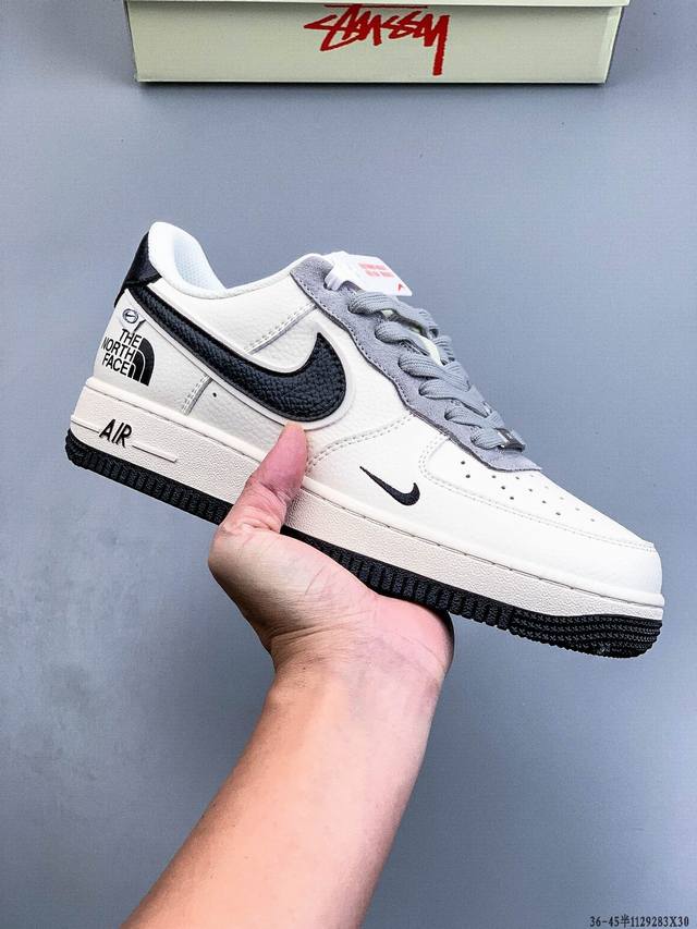 原楦数据纸版，采用硬质优质皮革鞋面材质，内置全掌Air Sole气垫。耐克 Nike Air Force 1 Low 空军一号低帮百搭休闲运动板鞋 112928