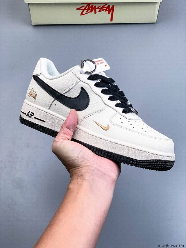 原楦数据纸版，采用硬质优质皮革鞋面材质，内置全掌Air Sole气垫。耐克 Nike Air Force 1 Low 空军一号低帮百搭休闲运动板鞋 112928