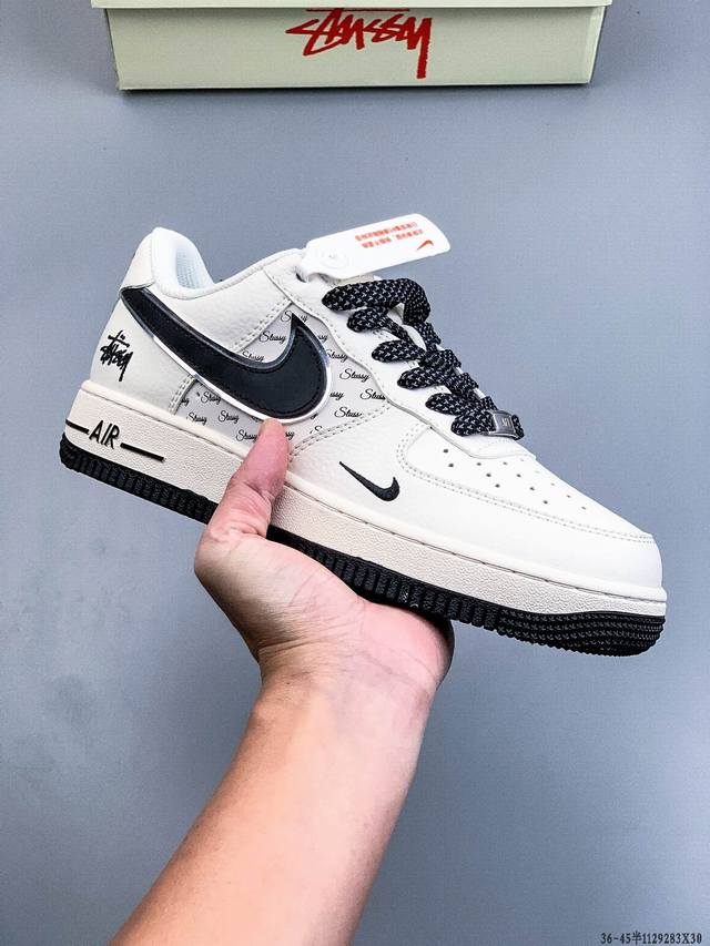 原楦数据纸版，采用硬质优质皮革鞋面材质，内置全掌Air Sole气垫。耐克 Nike Air Force 1 Low 空军一号低帮百搭休闲运动板鞋 112928