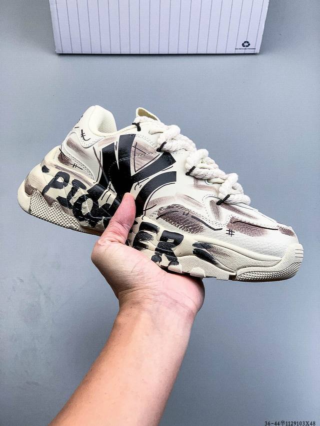 公司级[定制球鞋] Mlb纽约洋基队 潮流密码街头涂鸦喷绘手绘学院耐磨增高风低邦板鞋男女同款 该定制鞋选用原鞋为Mlb纽约洋基队厚底耐磨增高低帮板鞋，以涂鸦为灵