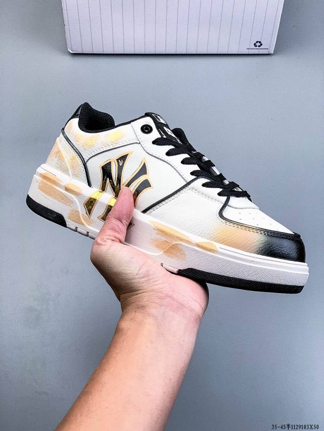 公司级[定制球鞋] Mlb纽约洋基队 潮流密码街头涂鸦喷绘手绘学院耐磨增高风低邦板鞋男女同款 该定制鞋选用原鞋为Mlb纽约洋基队厚底耐磨增高低帮板鞋，以涂鸦为灵