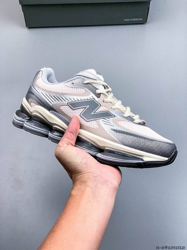 新百伦 New Balance Nb U2000Ea 运动跑步鞋。此复刻经典鞋款，加入当下大热的户外元素，以曾经篮球鞋款型式样加以打造鞋款造型。编织鞋带以及加强