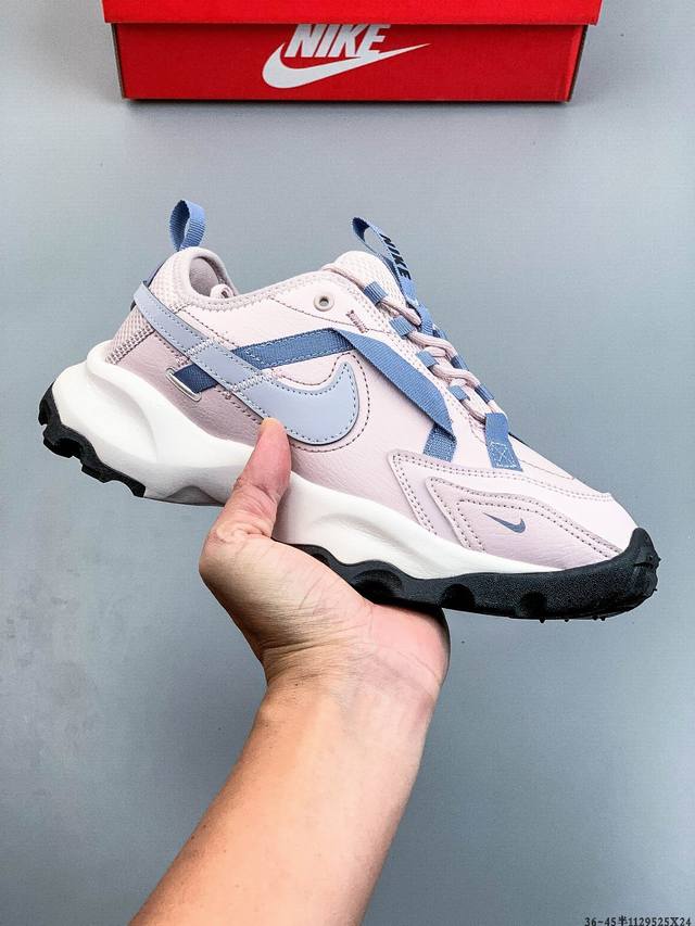 Nike Tc 7900 新款老爹鞋，织带与对勾交错穿插，以及它的走线和收口，看起来都非常的有设计感，很高级。 对勾是有反光效果的 鞋底用了厚实的泡绵不仅可以缓