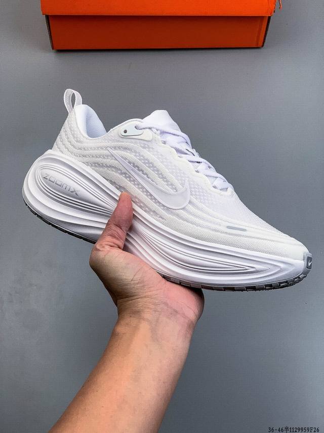 公司级！Nike Vomero plus 耐克 舒适减震防滑 低帮跑步鞋 全掌Reactx泡绵中底 前掌和后跟还配备了Air Zoom气垫单元 据说跑起来更快更