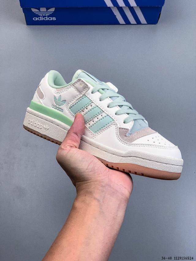 阿迪达斯 Adidas Originals Forum 84 Low Adv 低帮百搭潮流休闲运动板鞋。以复古篮球鞋的外形为基础，采用皮革拼接，简约百搭，更加贴