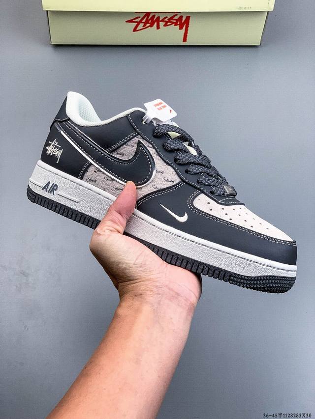 原楦数据纸版，采用硬质优质皮革鞋面材质，内置全掌Air Sole气垫。耐克 Nike Air Force 1 Low 空军一号低帮百搭休闲运动板鞋 112828