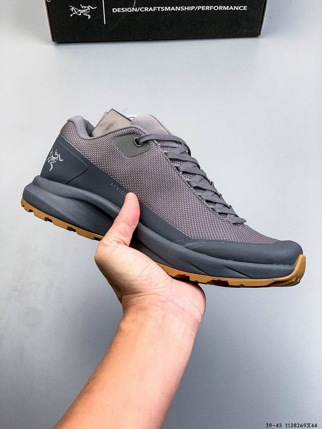 Arc'teryx 始祖鸟 Aerios Fl Gtx 男子徒步鞋，采用压缩Eva泡沫内底，以及一体的Tpu铁芯，提高了灵活性和稳定性。Gore-Tex保护膜可