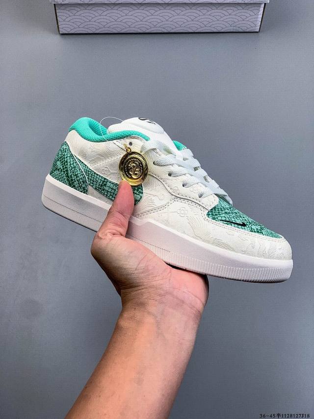 耐克Nike Sb Force 58是一款将前沿创新带入街头的单品，它具有硫化杯底，具有出色的耐用性和灵活性。使用帆布和绒面革，在饰面上放置通风口，它自始至终都