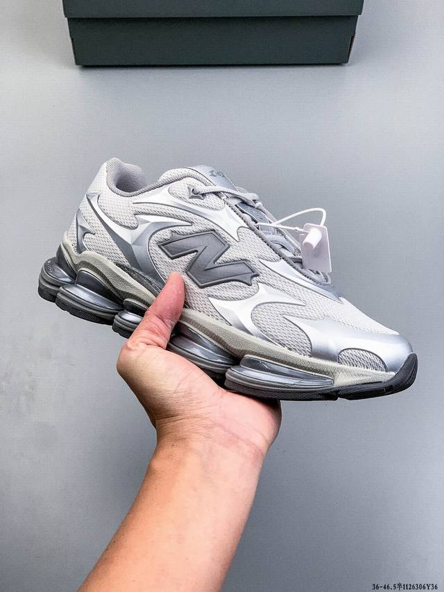 新百伦 New Balance Nb U2000Ea 运动跑步鞋。此复刻经典鞋款，加入当下大热的户外元素，以曾经篮球鞋款型式样加以打造鞋款造型。编织鞋带以及加强