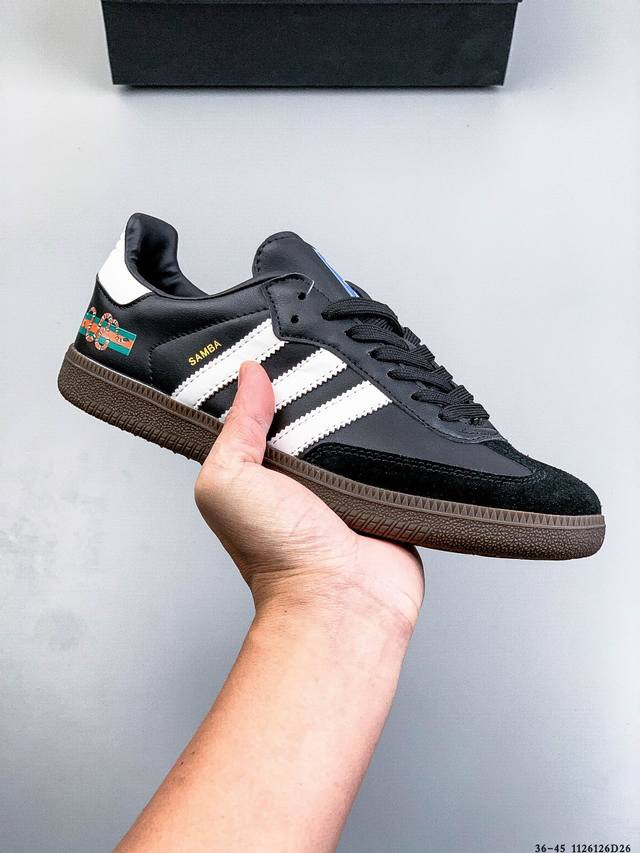 二层真标！Adidas Samba Og 经典鞋款 Adidas 近70年的经典Samba Og 修长的鞋楦,略微尖尖的鞋头,翻毛皮的鞋头拼接,这些我们都看得到