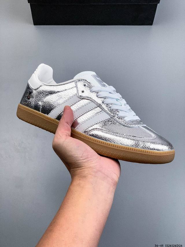 二层真标！Adidas Samba Og 经典鞋款 Adidas 近70年的经典Samba Og 修长的鞋楦,略微尖尖的鞋头,翻毛皮的鞋头拼接,这些我们都看得到