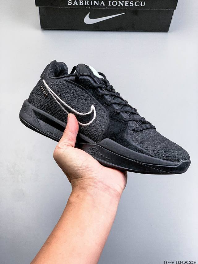 Nike Sabrina 2’Colour Vision‘ Ep 耐克 低帮 篮球鞋 外观时尚：鞋身设计与科比5代相似，带有珠光炫彩效果的钩子，精致美观，紫黑配