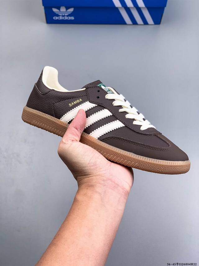 二层真标！Adidas Samba Og 经典鞋款 Adidas 近70年的经典Samba Og 修长的鞋楦,略微尖尖的鞋头,翻毛皮的鞋头拼接,这些我们都看得到