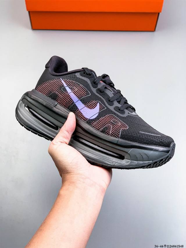 公司级！Nike Vomero premium 耐克顶级迈柔 路跑鞋，通过超强缓震与舒适度的全面提升令跑步更加轻松，缓解冲击压力，加快恢复节奏。 Nike Vo