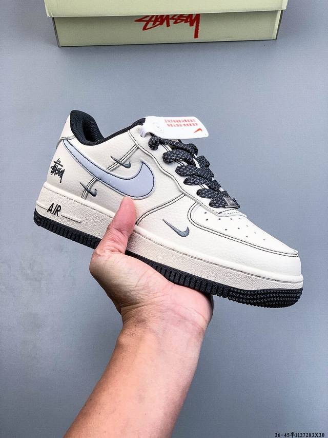 原楦数据纸版，采用硬质优质皮革鞋面材质，内置全掌Air Sole气垫。耐克 Nike Air Force 1 Low 空军一号低帮百搭休闲运动板鞋 112728