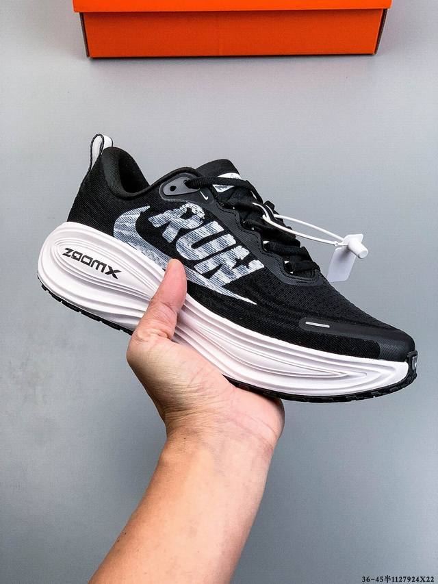 真标 Nike Vomero plus 耐克 舒适减震防滑 低帮跑步鞋 全掌Reactx泡绵中底 前掌和后跟还配备了Air Zoom气垫单元 据说跑起来更快更舒