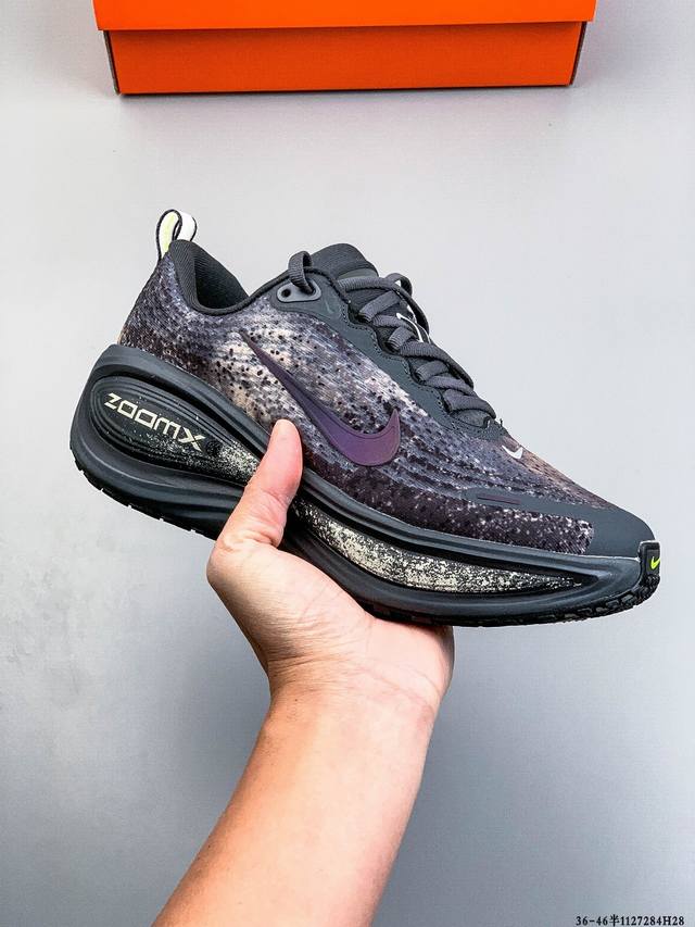 公司级！Nike Vomero plus 耐克 舒适减震防滑 低帮跑步鞋 全掌Reactx泡绵中底 前掌和后跟还配备了Air Zoom气垫单元 据说跑起来更快更