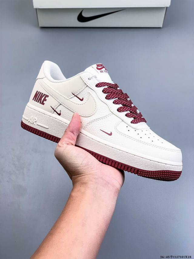 原楦数据纸版，采用硬质优质皮革鞋面材质，内置全掌Air Sole气垫。耐克 Nike Air Force 1 Low 空军一号低帮百搭休闲运动板鞋 112710