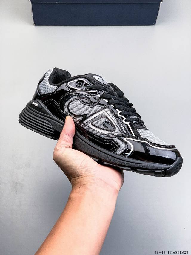 Dior 迪奥 B30 复古风透气百搭休闲鞋 B30运用了质感细腻的皮革与网眼布面材质拼接成鞋身，鞋身两侧贴有显眼的字母Cd表明身份，为Christian Di