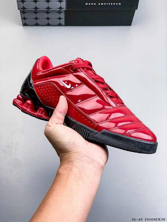 Nike 携手 Maha Amsterdam 推出一款备受追捧的鞋款：Nike T90 Shox Magia。这款最初于 2003 年推出的足球灵感鞋型，现在将