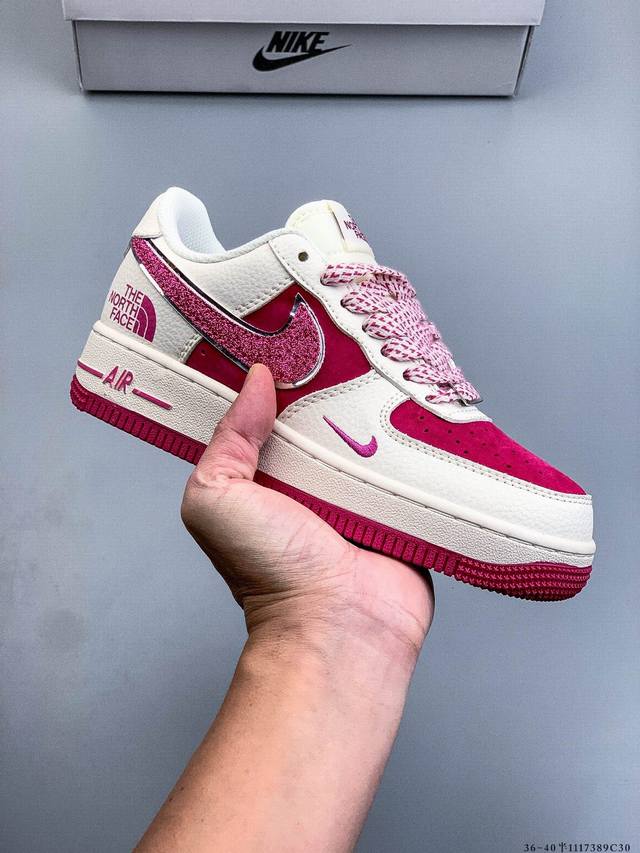 原楦数据纸版，采用硬质优质皮革鞋面材质，内置全掌Air Sole气垫。耐克 Nike Air Force 1 Low 空军一号低帮百搭休闲运动板鞋 111738