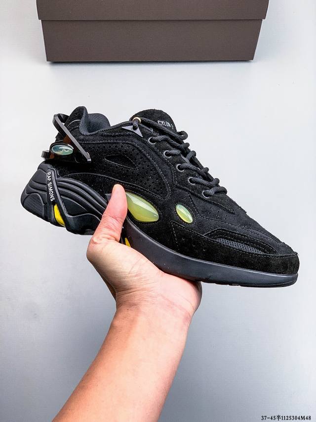 公司级 Raf Simons Cylon-21 潮流运动 织物皮革 圆头系带 低帮休闲鞋 采用光滑皮革 网眼和绒面革制成 饰有橡胶细节 具有系带封口 圆头款式