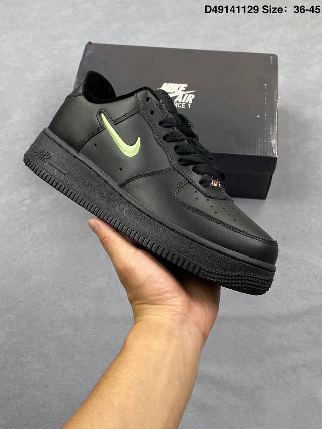 真标：耐克Nike Air Force 1‘07 空军一号低帮百搭休闲运动板鞋。柔软、弹性十足的缓震性能和出色的中底设计，横跨复古与现代的外型结合，造就出风靡全
