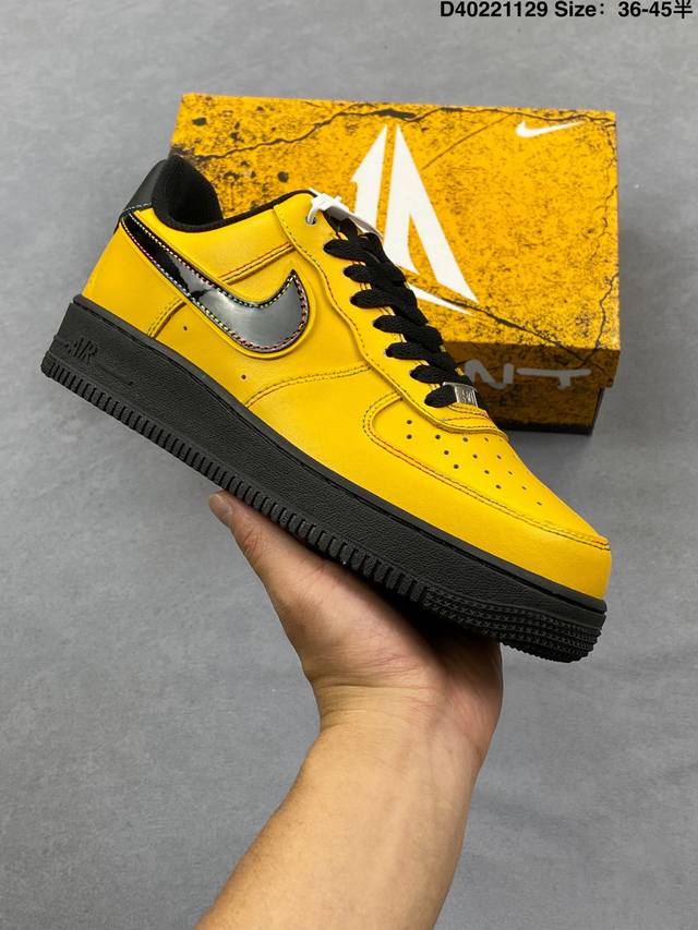 耐克 Nike Air Force 1 '07 Low 空军一号含气垫 低帮小白鞋 百搭厚底增高休闲运动板鞋。柔软、弹性十足的缓震性能和出色的中底设计，横跨复古