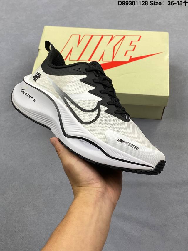 Nike pegasus plus 舒适百搭防滑耐磨 低帮 休闲跑步鞋 采用全新双层超轻透气网眼布材质 内里嵌入定型海绵 中底搭载前Zoom 全掌React配置