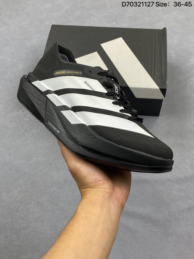 Adidas Adizero Adios 5 M 阿迪超轻透气缓震跑鞋 全掌碳板 整体外观造型与Adizero Adios pro Evo 1非常相似 中底配置