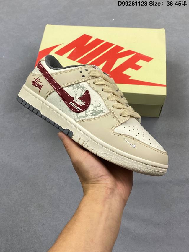 Nike Dunk Sb Low 全新配色 斯图西联名 定制Dunk Sb顾名思义，具有经典的Dunk血缘，又注入了更多的时尚元素。相较于普通的Dunk滑板鞋，