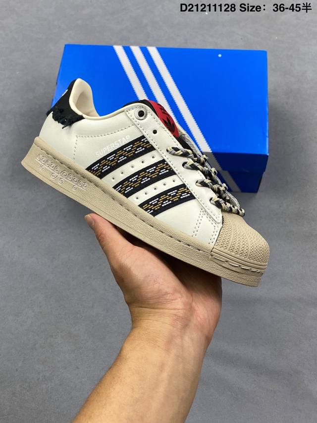 阿迪达斯 Adidas Superstar 2025年新款鞋子 蛇年新款 经典贝壳头系列 新款休闲板鞋潮流男女士运动鞋 。鞋面皮革拼接材质 标志性的贝壳鞋头，简