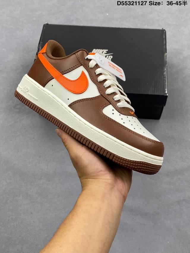 耐克 Nike Air Force 1 ’07 空军一号低帮百搭休闲运动板鞋。柔软、弹性十足的缓震性能和出色的中底设计，横跨复古与现代的外型结合，造就出风靡全球
