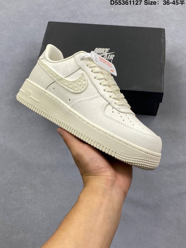 耐克 Nike Air Force 1 ’07 空军一号低帮百搭休闲运动板鞋。柔软、弹性十足的缓震性能和出色的中底设计，横跨复古与现代的外型结合，造就出风靡全球