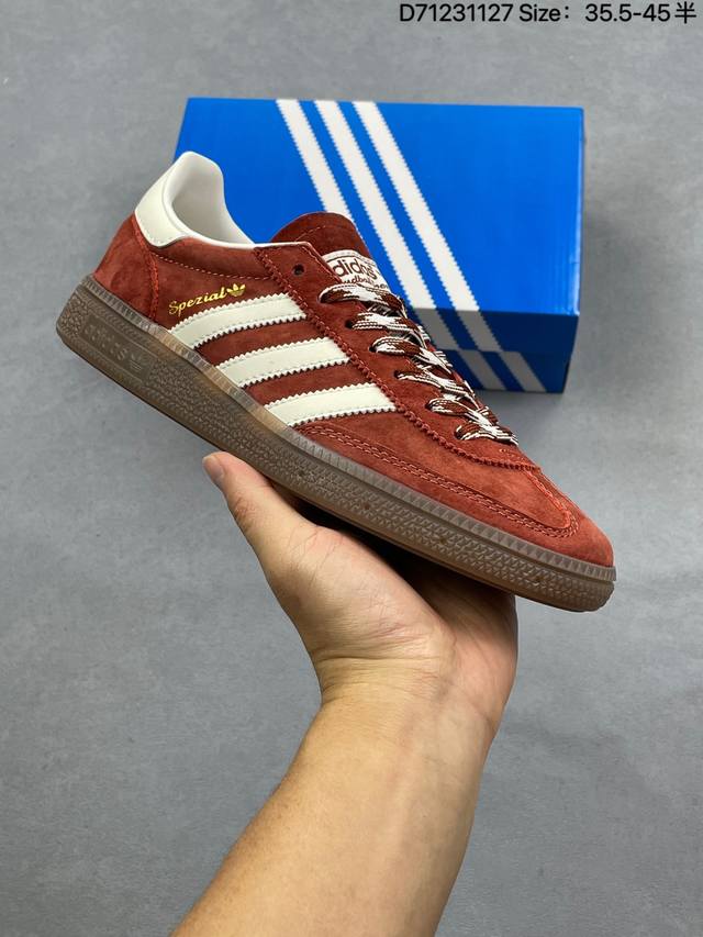 Adidas Handball Spezial 官方正确版本 阿迪达斯经典款 复古休闲板鞋 牛筋耐磨大底 承载青春情怀的板鞋 经典三条杠装饰鞋侧 品牌辨识度清晰