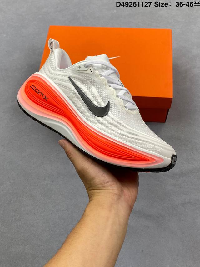 公司级：Nike Vomero plus 耐克 舒适减震防滑低帮跑步鞋 全掌Reactx泡绵中底 前掌和后跟还配备了Air Zoom气垫单元 据说跑起来更快更舒