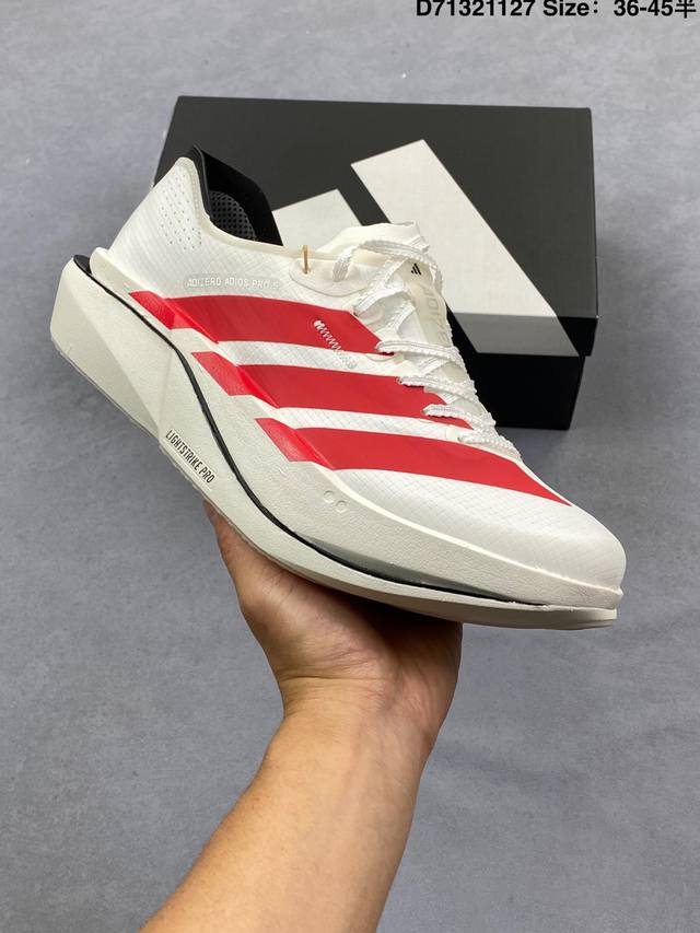 Adidas 阿迪达斯 升级原楦原纸版开发，采用轻质单向弹性梭织鞋面材质，中底搭载Lightstrike高密度发泡+前掌单块Lightstrike pro避震科