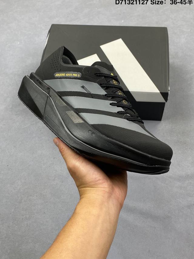 Adidas 阿迪达斯 升级原楦原纸版开发，采用轻质单向弹性梭织鞋面材质，中底搭载Lightstrike高密度发泡+前掌单块Lightstrike pro避震科