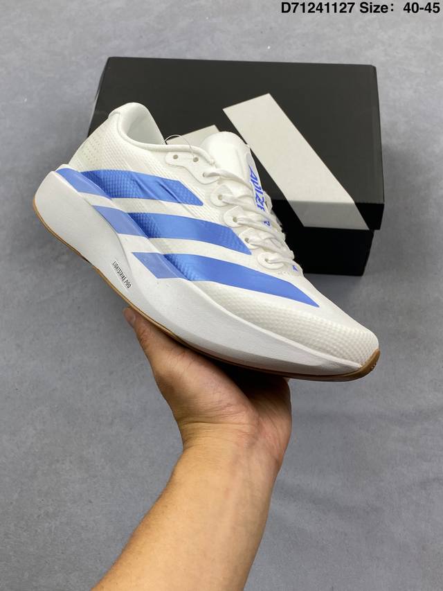 Adidas 阿迪达斯 升级原楦原纸版开发，采用轻质单向弹性梭织鞋面材质，中底搭载Lightstrike高密度发泡+前掌单块Lightstrike pro避震科