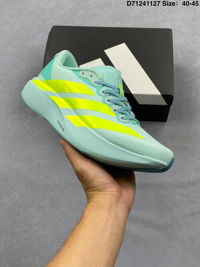 Adidas 阿迪达斯 升级原楦原纸版开发，采用轻质单向弹性梭织鞋面材质，中底搭载Lightstrike高密度发泡+前掌单块Lightstrike pro避震科