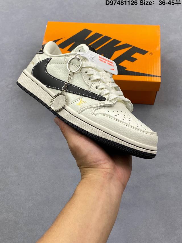 Fragment X Travis Scott X 斯图西 Air Jordan 1 Low 三方联名倒钩 性价比原盒出货 全新的三方联名低帮倒钩鞋面延续了黑脚