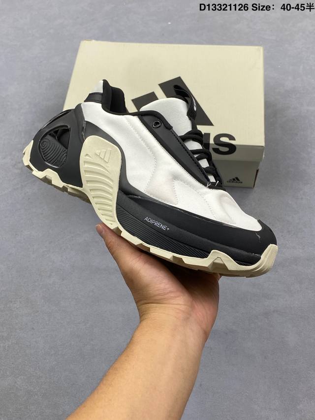 公司级Adidas 阿迪达斯 原楦原纸版开发版型，采用耐磨牛津布组合纤维革鞋面材质，搭载减震科技恢复性高密Lightstrike 泡棉搭配前掌 Adiprene