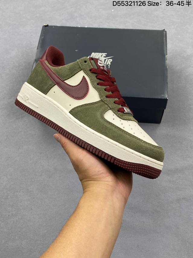 公司级耐克Nike Air Force 1‘07 空军一号低帮百搭休闲运动板鞋。柔软、弹性十足的缓震性能和出色的中底设计，横跨复古与现代的外型结合，造就出风靡全